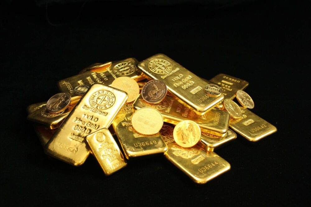 Close-up of shiny goldbars and coins - Loans against Gold